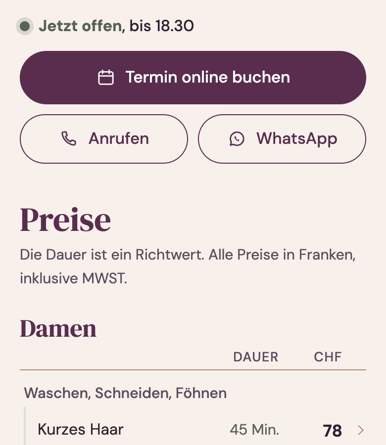 Ausschnitt der Beispiel-Website am Handy: «Jetzt offen · bis 18.30», die Knöpfe «Termin online buchen», «Anrufen» und «WhatsApp», darunter die Preisliste Damen mit Dauer und Preis, zum Beispiel «Kurzes Haar, 45 Min., 78».