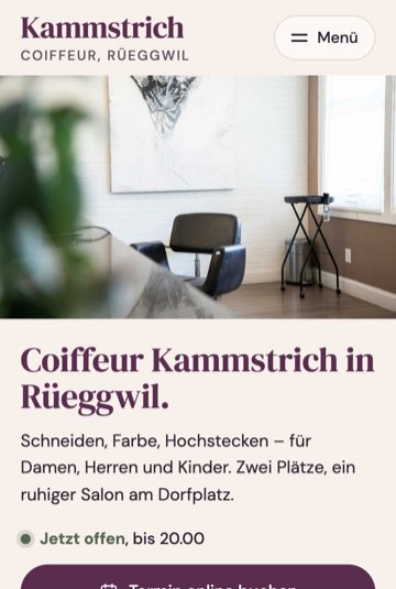Startseite Coiffeur Kammstrich am Handy: Foto des Salons mit Coiffeurstuhl, Titel «Coiffeur Kammstrich in Rüeggwil.»