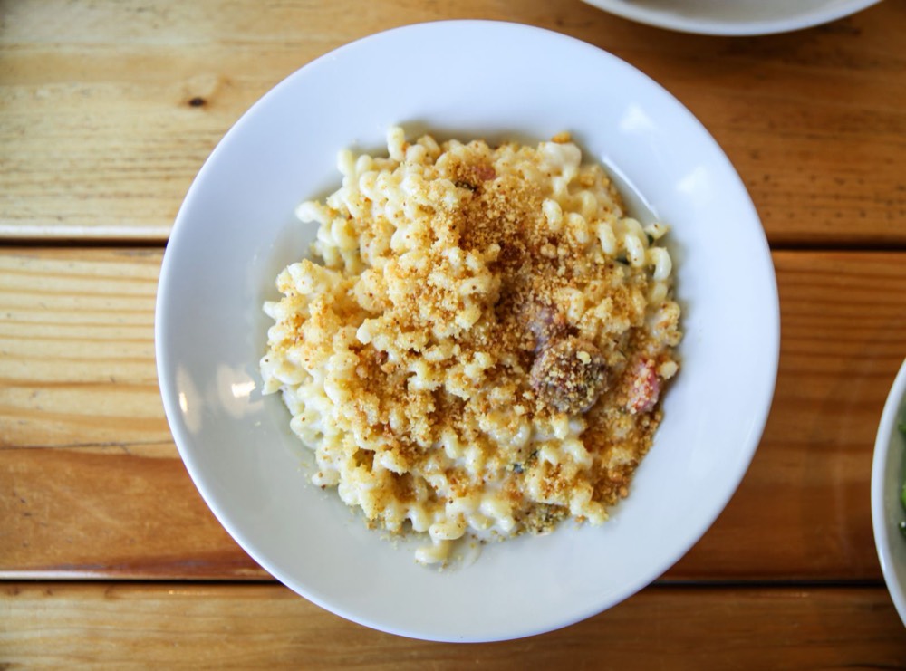 Hörnli mit Käse und gerösteten Bröseln im weissen Teller