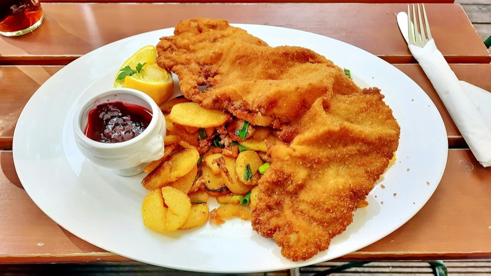 Wienerschnitzel mit Bratkartoffeln, Zitrone und Preiselbeeren